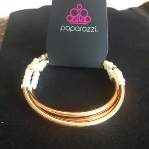 City Pretty Gold Bracelet with White Pearls.